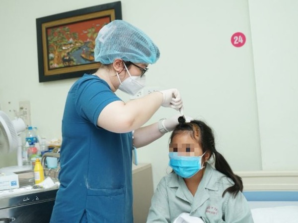 Đau đầu kéo dài nhiều tuần, bé gái 9 tuổi phát hiện khối u màng não lớn, đe dọa tính mạng