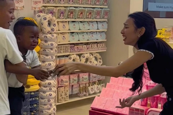 Lôi Con có biểu cảm siêu đáng yêu khi chia tay Thùy Tiên