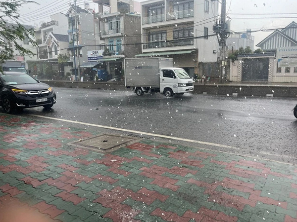 Cơn mưa được mong chờ nhất đã đổ xuống nhiều khu vực ở TPHCM