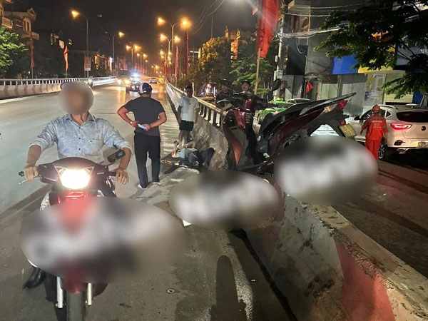 Người đàn ông đứt lìa bàn chân sau tai nạn, xe máy 'vắt vẻo' trên giải phân cách