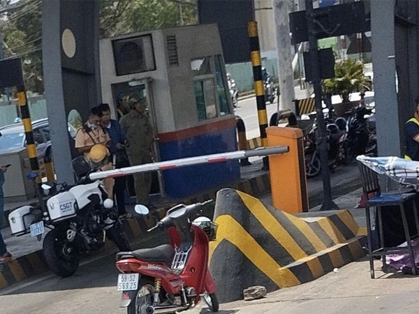 Va chạm với xe container, nhân viên trạm thu phí tử vong