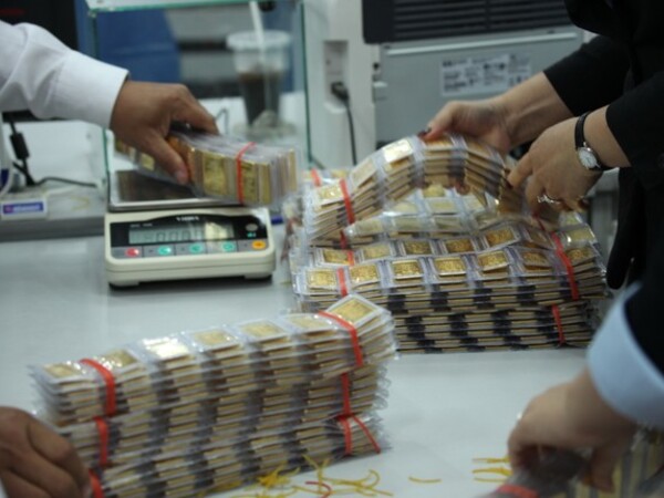 Giá vàng nhẫn giảm, SJC vọt tăng