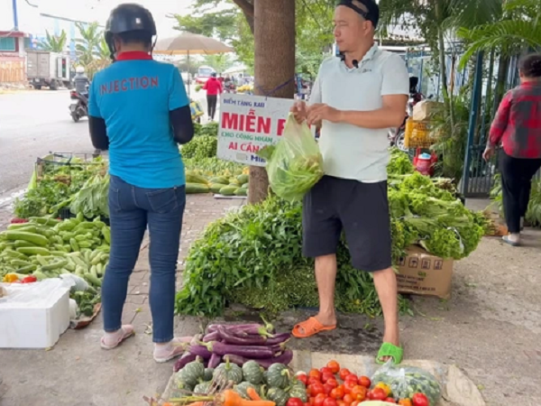 Anh Minh Râu bán hàng ế ẩm vẫn đều đặn tặng rau miễn phí, vừa lĩnh tiền từ YouTube vội làm ngay một việc