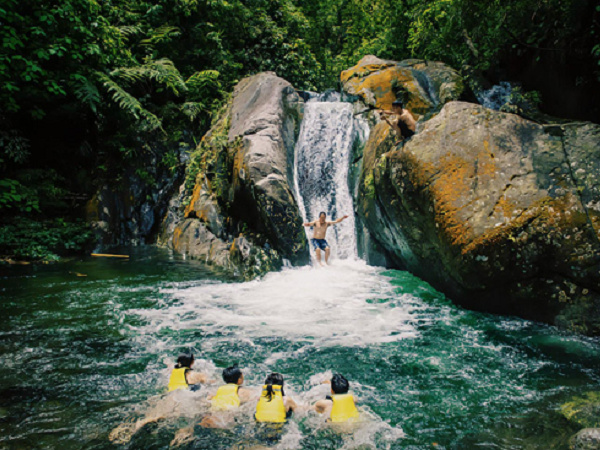 Một cung đường cách Hà Nội hơn 100km, giới trẻ đua nhau trekking: Cái tên 'đáng sợ' nhưng cảnh quan tuyệt mỹ, mùa hè tắm thác, thu ngắm lá phong bay như phim Hàn Quốc
