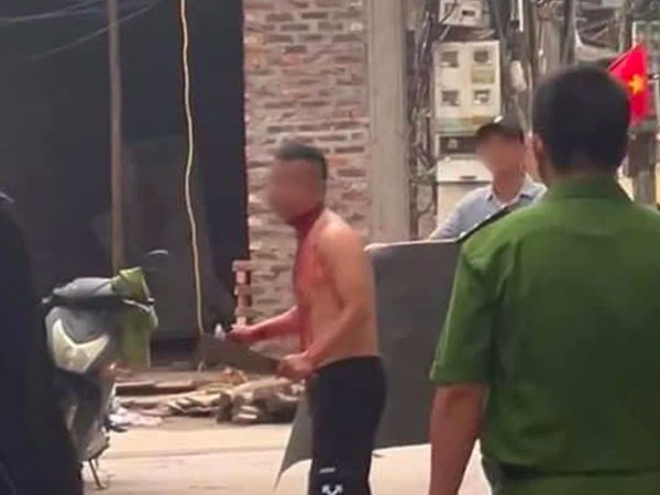 Thanh niên 'ngáo đá' chạy trên đường phố Hà Nội, cầm dao tự cắt cổ