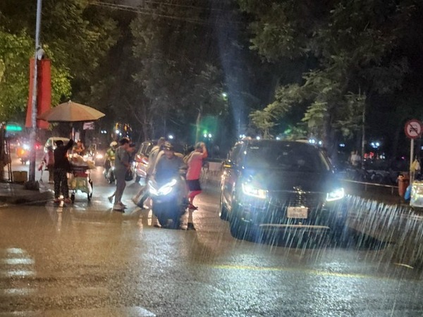 Trung tâm TP.HCM đón cơn mưa xối xả, người dân không kịp trở tay nhưng vẫn vui sướng sau bao ngày nắng nóng