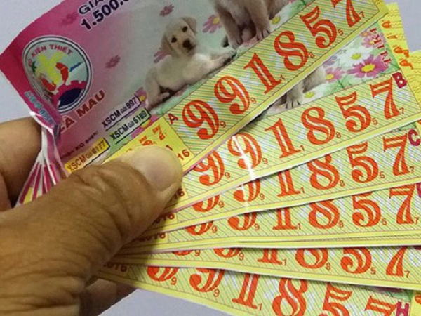 Trúng xổ số 800 cây vàng, người đàn ông liền bỏ vợ con để thoải mái ăn chơi, chỉ sau 1 năm báo ứng ập đến: Không đủ tiền ăn phở, phải quay về với nghề lái đò