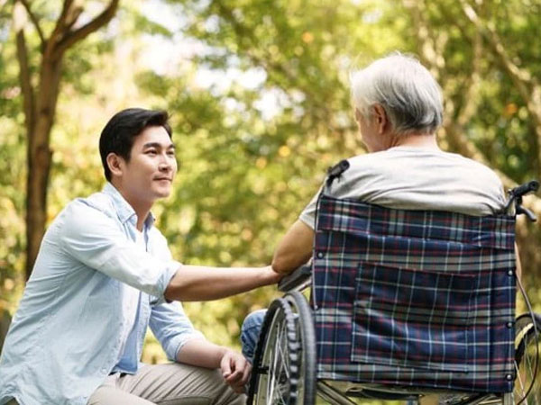 Chu cấp đều đặn 10 triệu đồng/tháng cho bố, đến khi xem tài khoản ngân hàng của ông, tôi lập tức báo cảnh sát