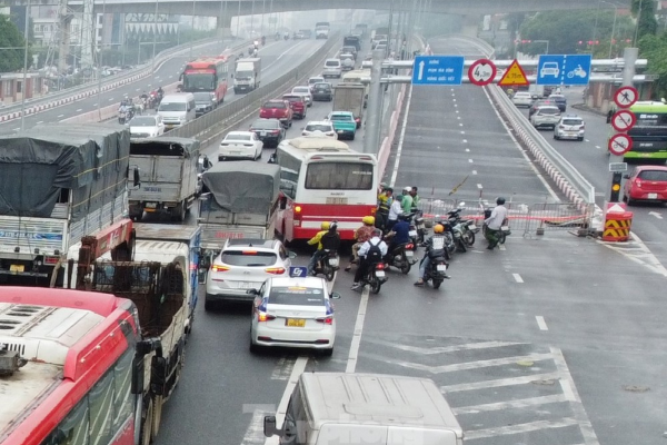 Xe lưu thông cầu vượt thép Mai Dịch từ 6/5 và cấm xe máy ở cầu vượt bê tông