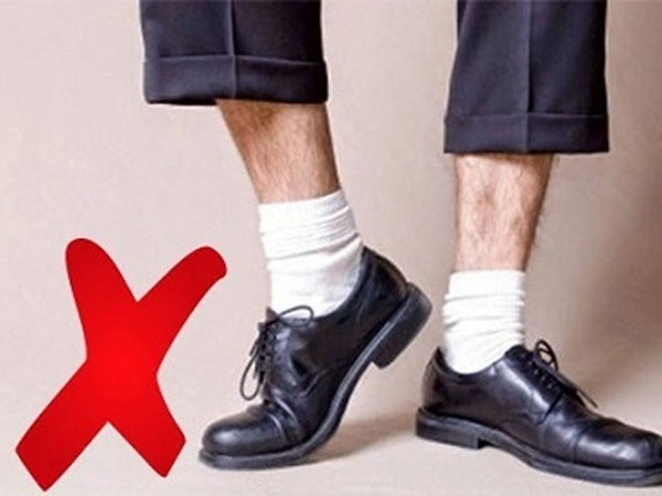 Ngón chân người đàn ông hoại tử đen sì, phải cắt bỏ cả bàn chân vì lỗi sai khi đi giày