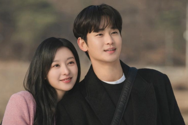 Kim Soo Hyun lộ hint hẹn hò Kim Ji Won ở Queen of Tears tập đặc biệt, đi chơi riêng ngay lúc quay phim?