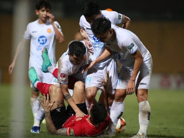 Va chạm cực căng tại V.League, cầu thủ lao vào nhau suýt có ẩu đả