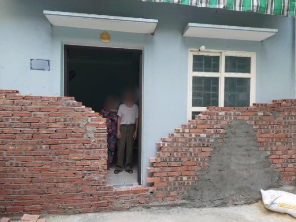Xôn xao hình ảnh cụ ông cụ bà đứng thẫn thờ trong ngôi nhà bị hàng xóm xây tường bịt kín cửa: Pháp luật quy định thế nào?