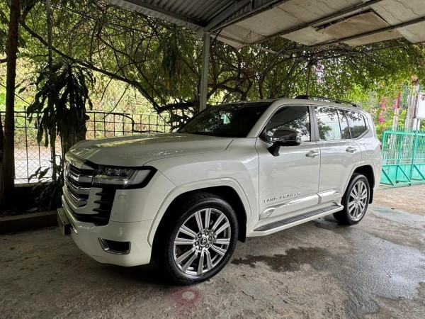 Toyota Land Cruiser nhập Trung Đông lên sàn xe cũ khi mới chạy 26.000km, người bán tuyên bố: 'Xe độc nhất Việt Nam, Lexus LX 570 không có tuổi'