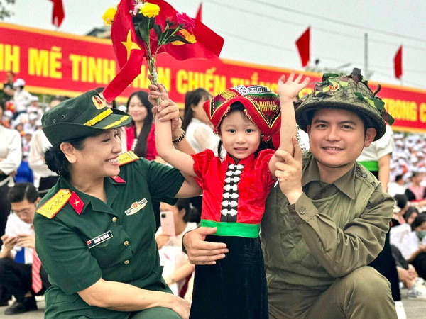'Em bé Điện Biên' được các chú bộ đội cưng chiều từ trong sân tập tới ngoài đời