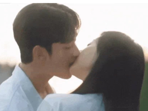 Queen of Tears tung loạt cảnh hôn bị cắt của Kim Soo Hyun - Kim Ji Won, ngọt như yêu thật khiến netizen tiếc nuối