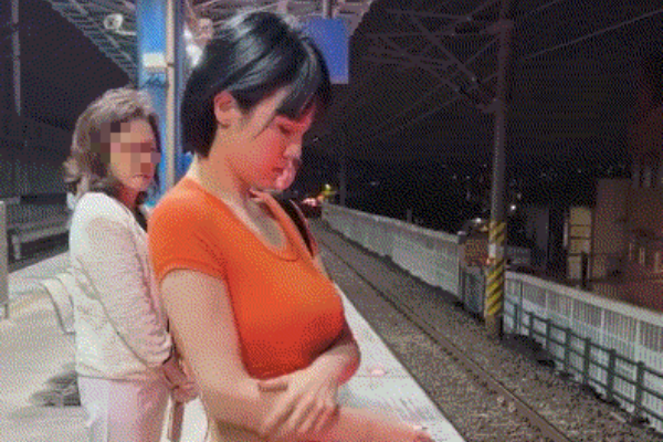 Cô gái xinh đẹp thừa nhận kích thước 'tâm hồn' bằng trái dưa hấu