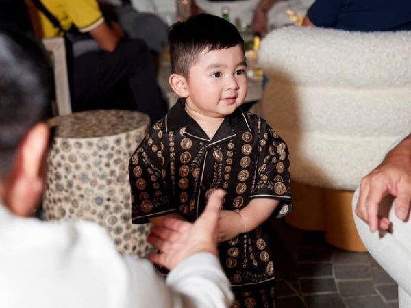 Con trai sao nam Vbiz ngậm thìa vàng từ nhỏ: 2 tuổi đã phủ kín toàn đồ hiệu, du lịch sang chảnh khắp nơi