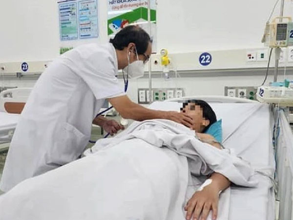 3 trẻ ngộ độc nặng sau ăn bánh mì ở Đồng Nai chuyển lên TPHCM điều trị