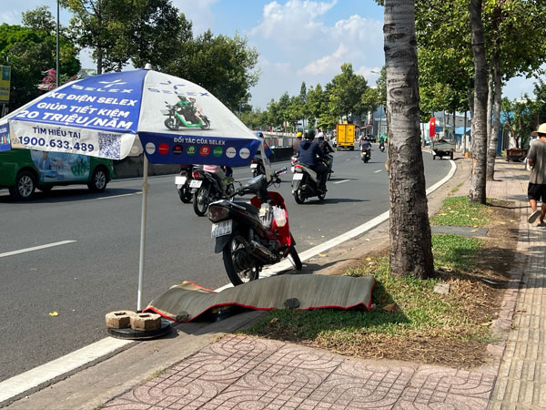 Đang đi xe máy, người đàn ông dừng lại nghỉ ngơi bên đường rồi tử vong