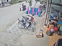 Sang đường bất cẩn gây tai nạn, cụ ông còn khiến người đi bộ nhận 'cú đúp' đau thương