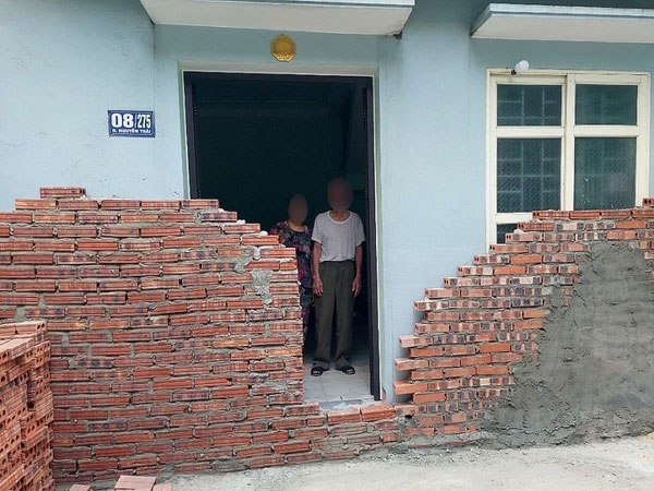 Vụ hai cụ già đứng trong ngôi nhà bị hàng xóm xây tường bịt kín cửa: Hé lộ nguồn cơn sự việc