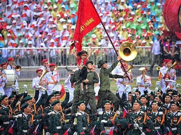 'Em bé tượng đài Điện Biên' tỏa sáng giữa rừng cờ hoa và chiến sĩ - Bức ảnh nói lên ngàn thông điệp