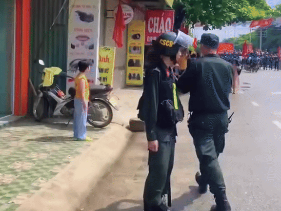 Đang diễu hành thấy em bé khuyết tật vẫy chào, anh CSCĐ rút vội 'bảo bối', hành động sau đó cực bất ngờ