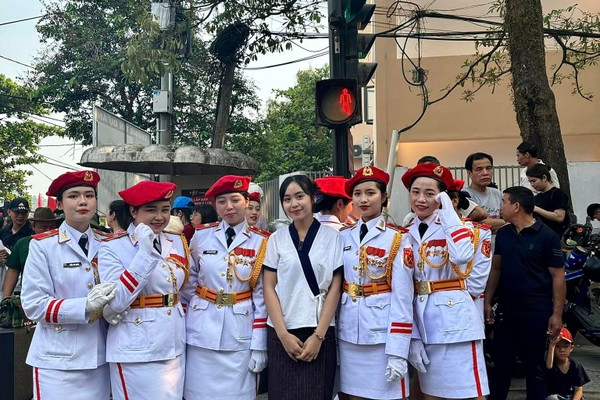 Nhan sắc hot girl Lào đến Điện Biên, chụp ảnh cùng bộ đội Việt
