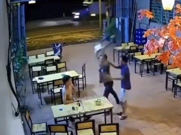 Clip: Người đàn ông bị hành hung dã man tại phòng trà