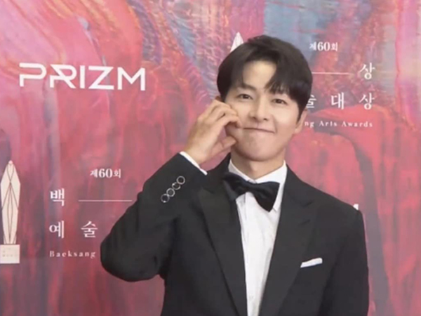 Song Joong Ki gây tranh cãi ngay trên thảm đỏ Baeksang 2024 vì 1 hành động, dân tình mỉa mai 'tưởng làm vậy là dễ thương'