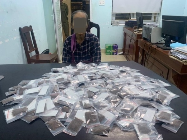 Choáng với số ma túy dạng 'cỏ Mỹ' trong người cụ bà 69 tuổi