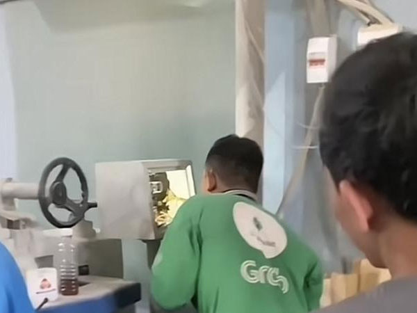 Đi giao hàng thấy thợ đang sửa máy, anh grab nhảy vào cứu bàn thua trong một nốt nhạc