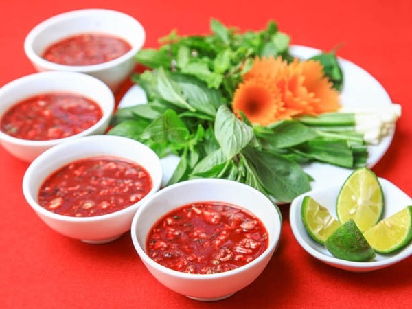 Tiết canh - Món ăn 'khoái khẩu' tiềm ẩn nhiều mầm bệnh nghiêm trọng
