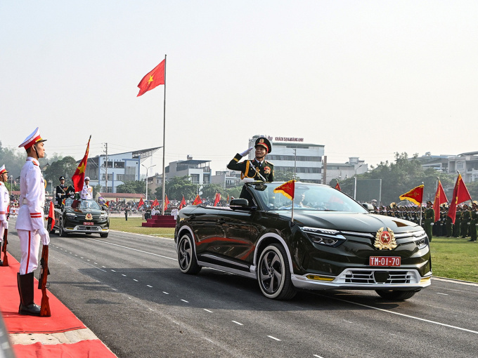 'Bí mật' phía sau mẫu VinFast VF 8 mui trần tại Lễ kỷ niệm 70 năm Chiến thắng Điện Biên Phủ