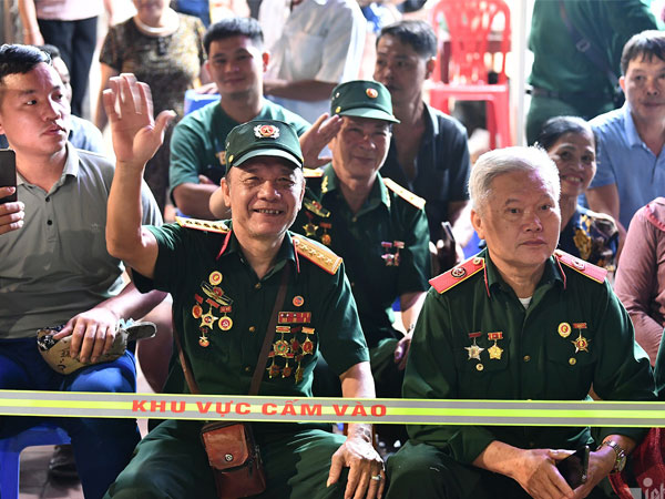 Xếp hàng từ tinh mơ ngồi chờ xem diễu binh mừng 70 năm Chiến thắng Điện Biên Phủ