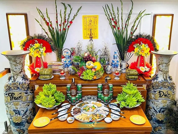 Tại sao khi thắp hương nhà giàu thường đặt bình hoa bên trái bàn thờ?