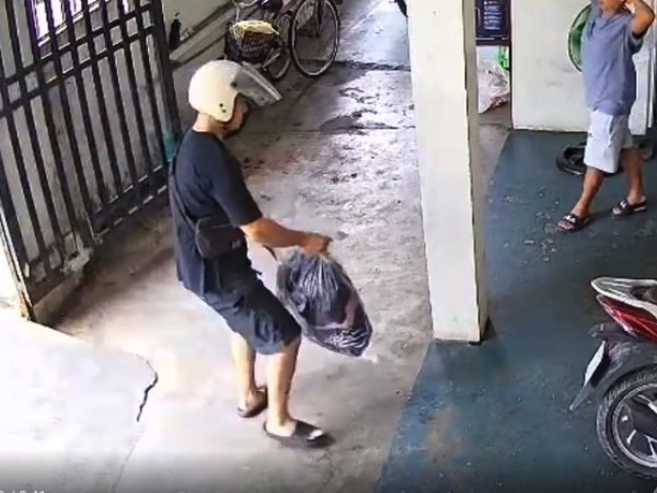 Vụ bỏ quên 2 cây vàng trong quần áo từ thiện: Hai người đến nhận