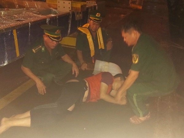 Kịp thời cứu người đàn ông nhảy cầu Phú Mỹ tự tử