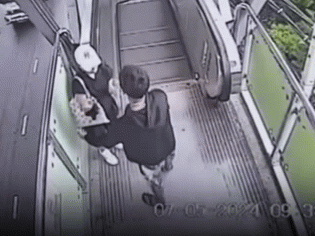 Đi thang cuốn ở bến tàu điện trên cao, cô gái suýt bị cưỡng bức, clip hiện trường gây phẫn nộ