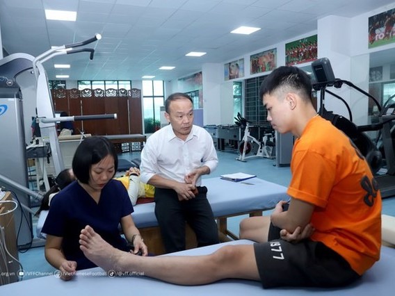 Vừa tới Việt Nam, HLV Kim Sang-sik đã nhận tin vui từ trò cũ của HLV Troussier