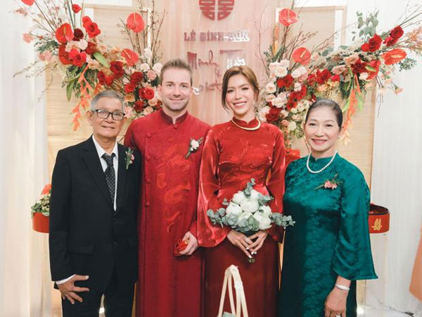 Minh Tú đăng ảnh đám hỏi được tổ chức kín tiếng, một chi tiết gây xúc động mạnh