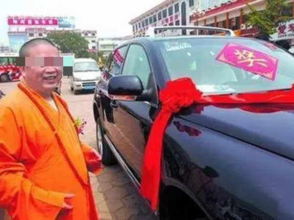 Sư trụ trì lái xe Audi, đeo đồng hồ hiệu, giấu 2 tỷ dưới áo cà sa 'sa lưới', bí mật 16 năm hé lộ