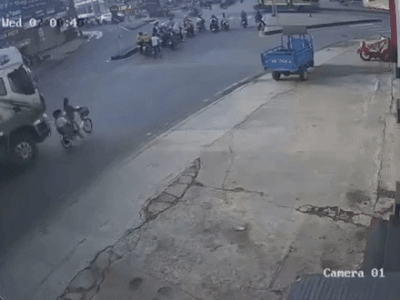 Bé gái lớp 2 được bà chở đi học bị xe tải cán tử vong: Đoạn clip 13 giây ghi lại khoảnh khắc thương tâm