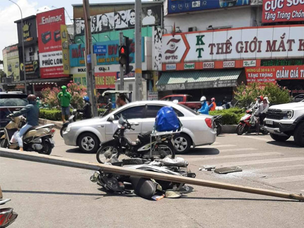 Nguyên nhân trụ đèn chiếu sáng đổ, đè trúng một cô gái trên đường