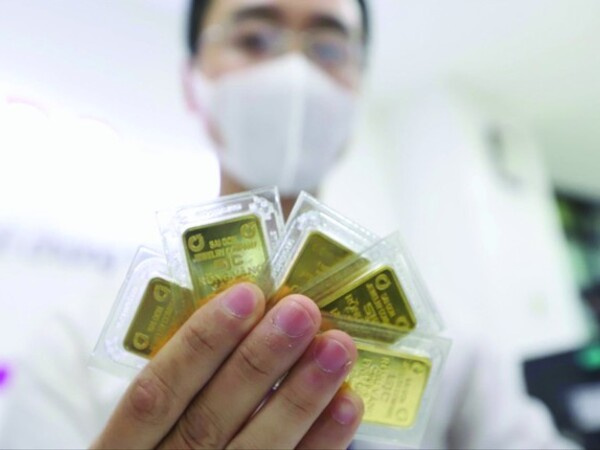 Giá vàng cao vì 'ngăn sông cấm chợ'?