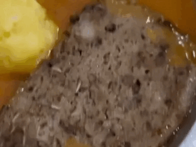 Khách phát hiện dòi bò lúc nhúc trong bánh mì chảo: Đại diện quán nói gì?