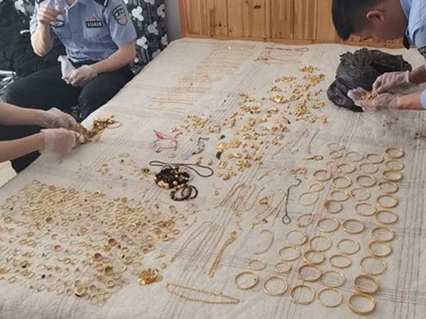 4,4kg vàng được đào ra từ tường nhà nhưng chủ nhà không hề vui mừng: Có người sẽ phải đi tù!