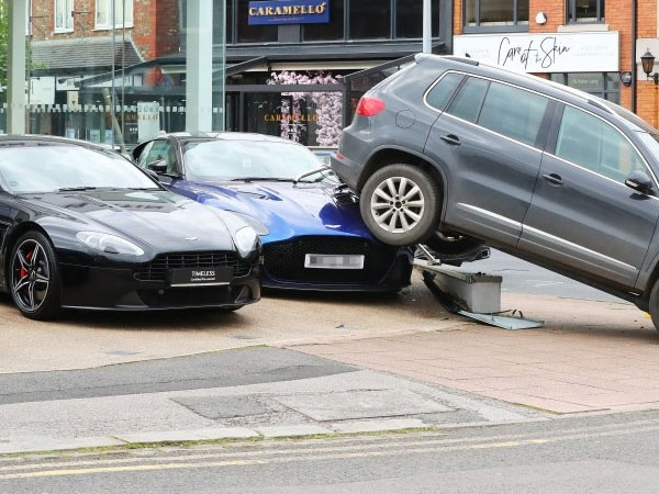 Tài xế 'méo mặt' vì bất cẩn lùi trúng siêu xe Aston Martin đắt tiền