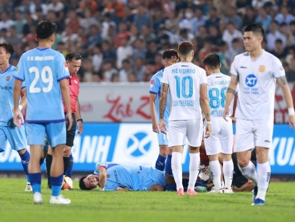 Tiến Linh chấn thương đau đớn, mếu máo như khóc rời sân trong ngày tân HLV Kim Sang-sik dự khán